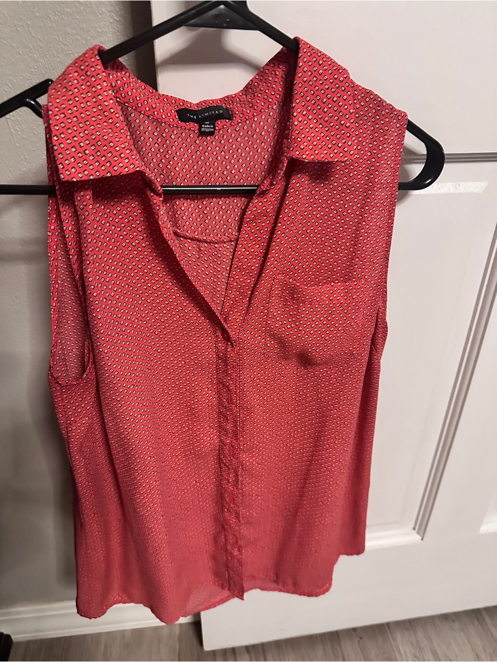 The Limited Coral Sleeveless Printed Button-Front Blouse
